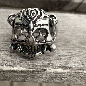 Sinister skull ring